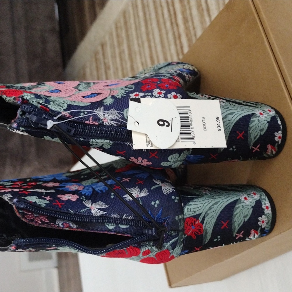 Floral Embroidered Ankle Boots - Sz 9 - Picture 3 of 3